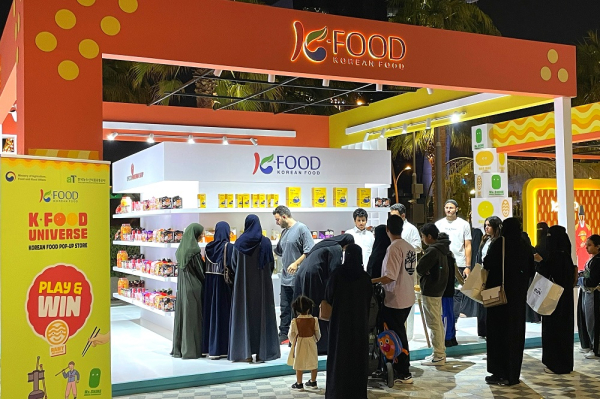 사우디의 ‘K-푸드 유니버스’에서 할랄 제품을 구경 중인 현지인들