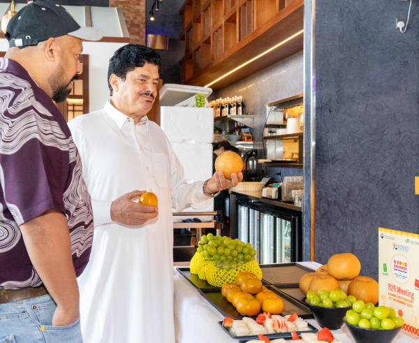 사우디의 ‘K-푸드 유니버스’ B2B 미팅에서 과일을 맛보는 바이어