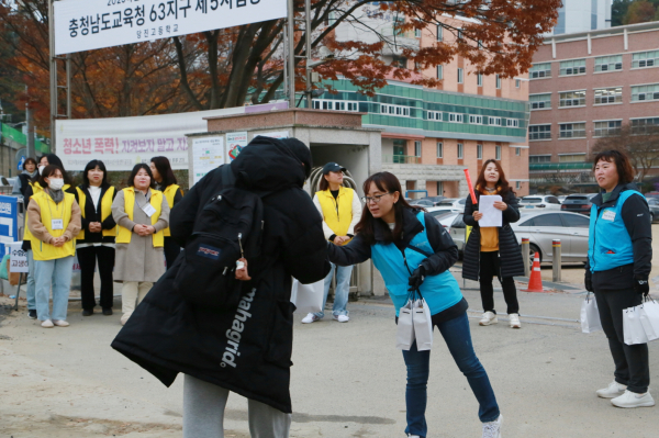 현대제철 마중물 주부 봉사단, 수험생에게 생수와 핫팩 전달 모습