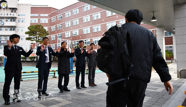 설동호 교육감과 이상호 서부교육장, 최재호 교육국장 등이 수험생들을 응원하고 있다.