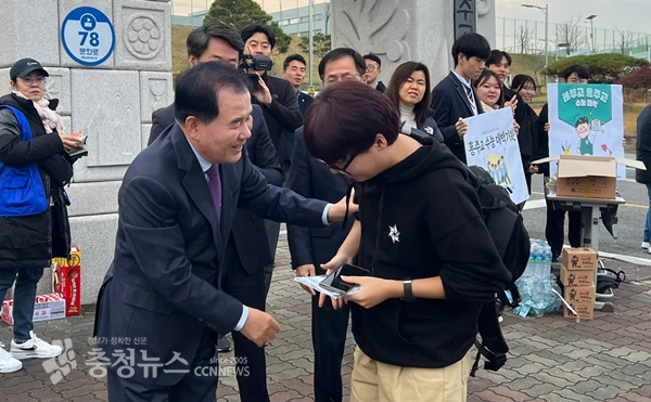 김지철 충남교육감이 한 수험생을 격려하고 있다.