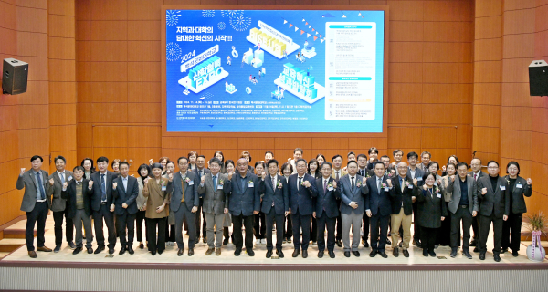 ‘2024 백석 산학협력 엑스포ㆍ교육혁신 성과박람회’ 참석자들이 기념촬영을 하고 있다.