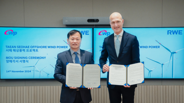 한국서부발전은 14일 서울 강남에서 라인베스트팔렌 전력의 해상풍력발전 자회사인 라인베스트팔렌 전력 오프쇼어 윈드(RWE Offshore Wind GmbH)와 ‘태안 서해 해상풍력발전 공동사업개발’ 업무협약(MOU)을 맺었다. 사진은 이정복 서부발전 사장(왼쪽)과 스벤 우터몰렌(Sven Utermöhlen) 라인베스트팔렌 전력 오프쇼어 윈드 사장이 서명 후 기념촬영하는 모습