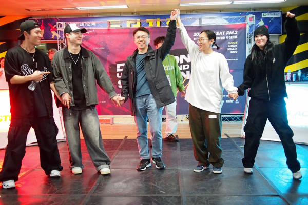 대전교통공사 이인호 기획조정처장이 제11회 전국댄스페스티벌 1위팀인 ‘여린&유진’팀의 손을 들어 올리고 있다.