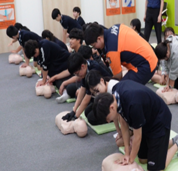 세종미래고등학교 기숙사 거주 학생들을 대상으로 안전 체험 교육이 진행되고 있다. (심폐소생술 체험)