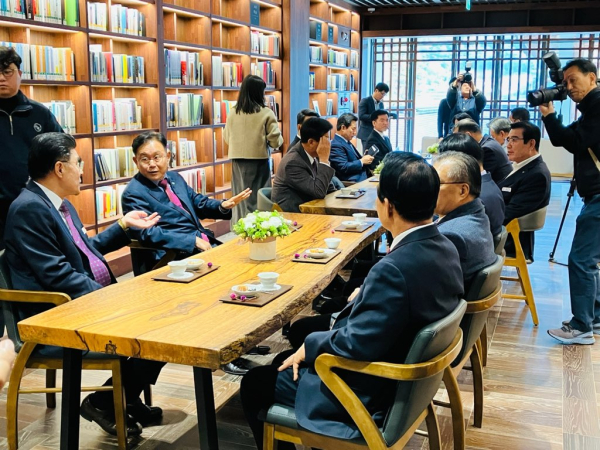 회의 시작 전 티타임을 나누고 있는 정재근 원장