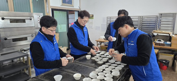 손병두 국가철도공단 건설본부장(왼쪽 두 번째)이 본부 사내 봉사단과 함께 19일 은송섬김회(대전 동구)에서 음식 준비 전 작업을 하고 있다.