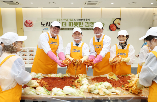 한국수자원공사 윤석대 사장(사진 가운데)과 박기찬 노동조합위원장(사진 가운데 왼쪽) 등 봉사활동 참여자들이 ‘더 따뜻한 김장김치 나눔’ 봉사활동을 진행하고 있다.
