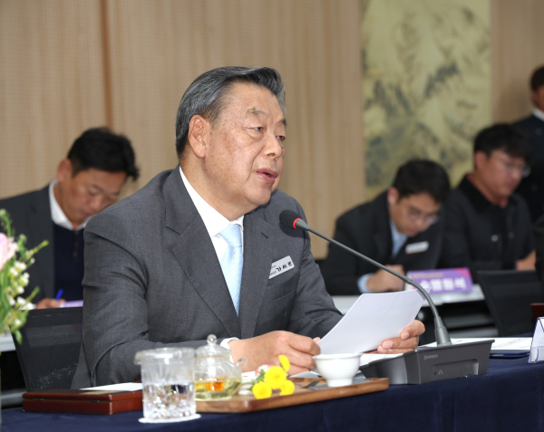 지난 19일 논산시 한국유교문화진흥원에서 열린 충남 시장·군수협의회에서 발언하는 가세로 군수 모습.