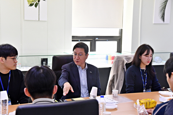 성창훈 사장이 생산 현장 근무 직원들과 함께 타운 홀 미팅에 참석해 진솔한 대화를 나누고 있다.