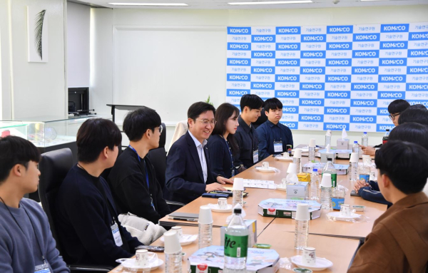 지난 18일, 성창훈 사장이 생산 현장 근무 직원들과 함께 타운 홀 미팅에 참석해 진솔한 대화를 나누고 있다.