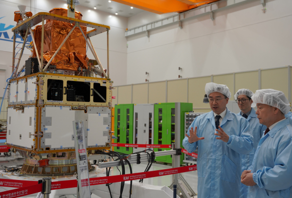 윤석대 한국수자원공사 사장(사진 오른쪽)이 20일 경상남도 사천시 한국항공우주산업 본사에서 한국항공우주산업 관계자로부터 위성에 대한 설명을 듣고 있다.