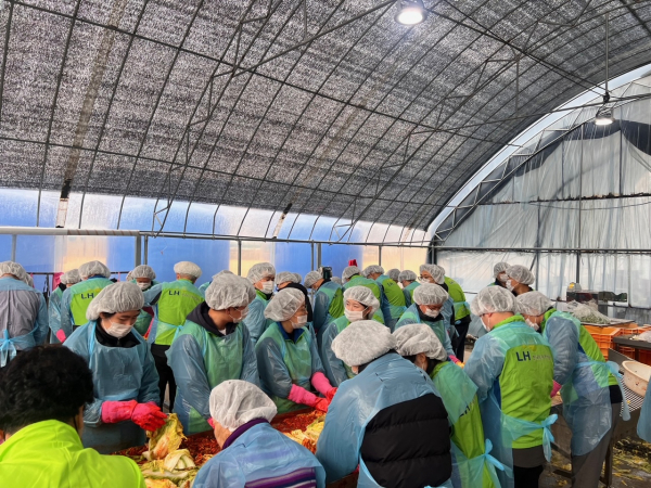 사랑의 김장김치 나눔 행사 진행 모습