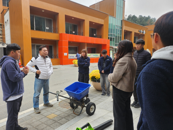 이동수(좌측 두 번째) 춘천숲체원장이 21일 숲체원 누리관 앞에서 직원들에게       중대재해 예방의 중요성을 설명하고 있다.