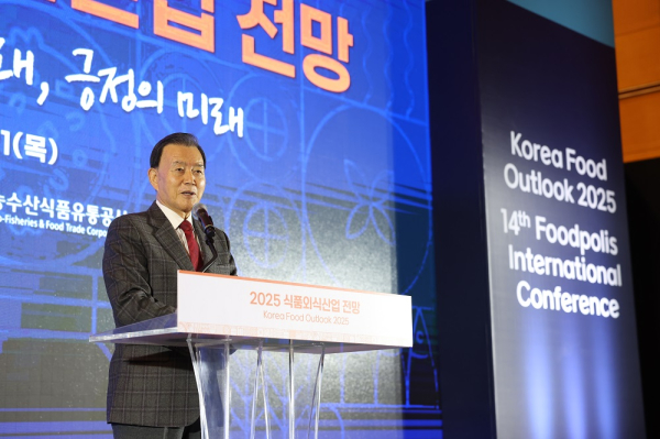 2025 식품외식산업 전망 모습 * 개회사하는 한국농수산식품유통공사 홍문표 사장