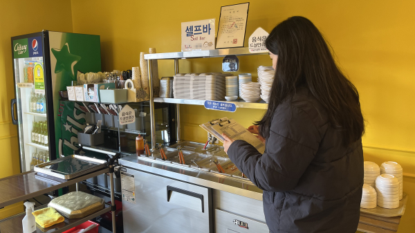 시 보건소 관계자가 안심식당에서 현장 점검하는 모습