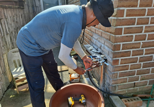 소원면 마을관리소 운영 모습(수도꼭지 수리)