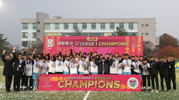 선문대 축구부와 관계자들이 우승 후 시상식에서 기념촬영을 하고 있다.