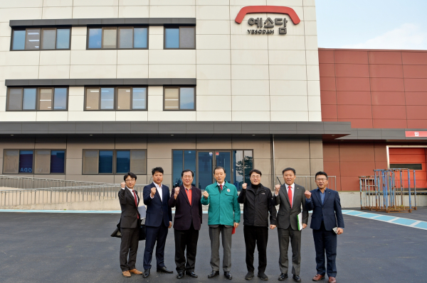 농업회사법인 ㈜예소담 김치 제조·수출 현장 경영 * aT 홍문표 사장(왼쪽 4번째), ㈜예소담 윤두영 회장(왼쪽 3번째)