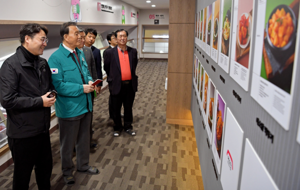 농업회사법인 ㈜예소담 김치 제조·수출 현장 경영 * aT 홍문표 사장(왼쪽 2번째)