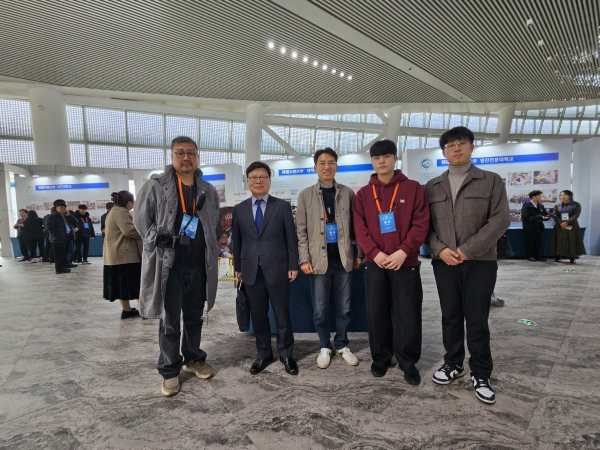 대덕대 방문단, 왼쪽에서 두 번째 김대성 총장