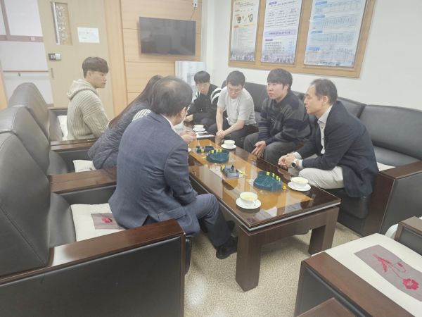 청주맹학교에 3D 촉지도 기증 모습