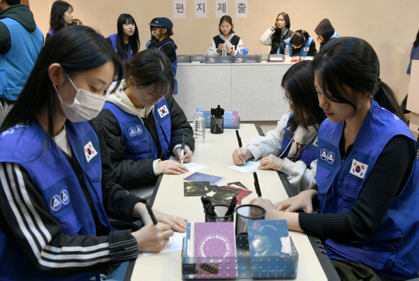 재학생들이 상자에 담을 편지를 쓰고 있다.