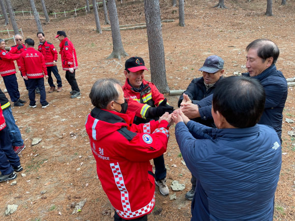 산불 진화 대원들이 프로그램에 참여 하고 있다.