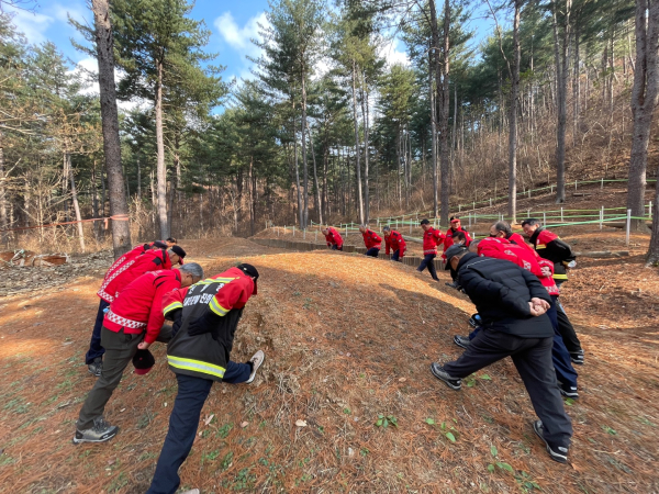산불 진화 대원들이 프로그램에 참여 하고 있다.