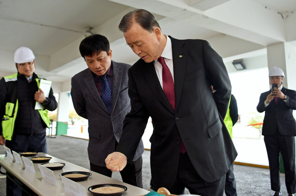 전주비축기지 현장 점검사진   * 홍문표 사장(우측)