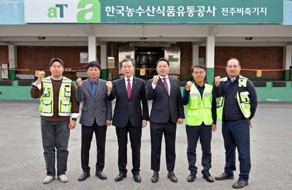 전주비축기지 방문 기념사진   * 홍문표 사장(좌측 3번째)