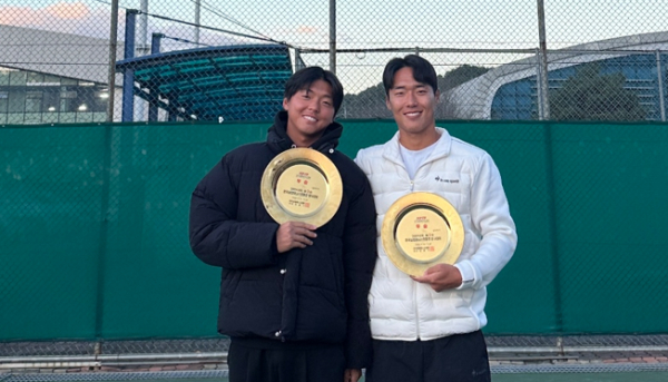 한국실업테니스연맹전 우승 (왼쪽부터 현준하, 신산희 선수)
