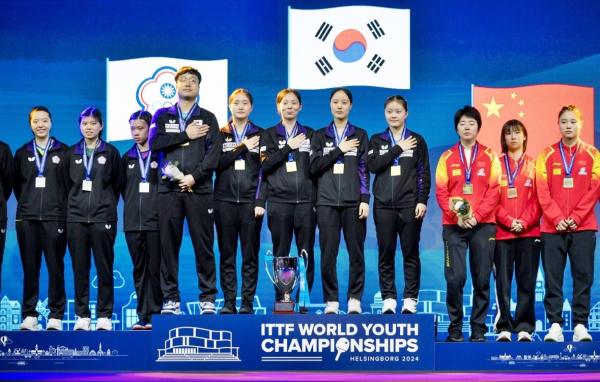 한국 U-19 여자 탁구팀, 세계청소년탁구선수권대회 단체전 우승 수상 모습