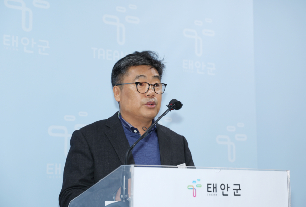 27일 군청 브리핑실에서 정례브리핑 중인 김낙겸 상하수도센터 소장.
