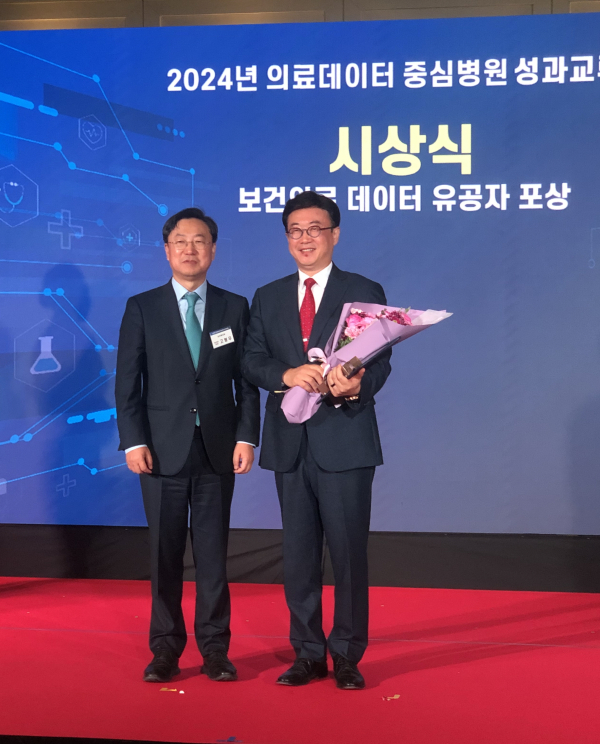 건양대 김용석 AI·SW융합대학 학장(오른쪽)