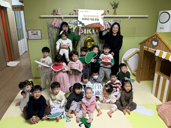 토토로어린이집, 개원 10주년 맞아 초록우산에 후원 모습