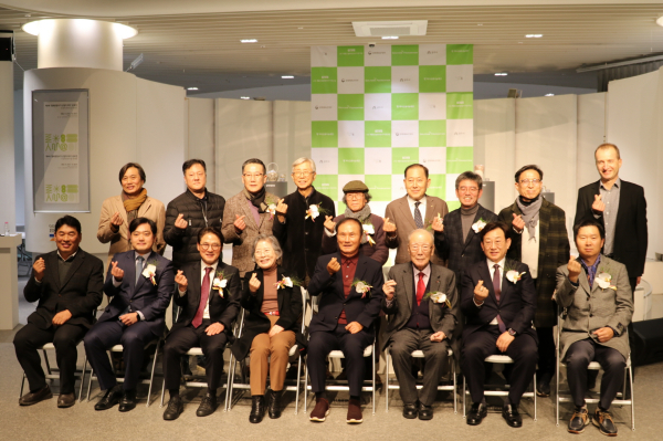 시상식에서 김영찬 골프존문화재단 이사장(앞줄 오른쪽 네 번째)을 비롯한 관계자들이 기념촬영을 하고 있다.