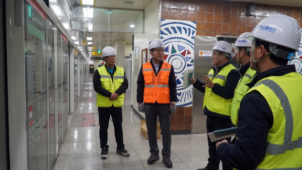 승강장안전문 노후 구동부 교체 현장작업 점검중인 대전교통공사 박필우 기술이사(왼쪽에서 두번째)