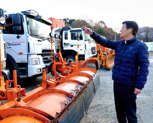 김형렬 행복청장이 제설 장비를 점검하고 있다