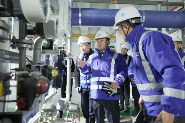윤석대 한국수자원공사 사장이 28일 경기도 용인시 수지정수장에 있는 활성탄 비축창고 건설 현장을 찾아 최근 폭설과 한파로 인한 재해 대비 상황 등을 점검하고 있다.
