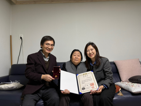 지난 28일,  故 이동하 애국지사 후손에게 포상 전수 모습