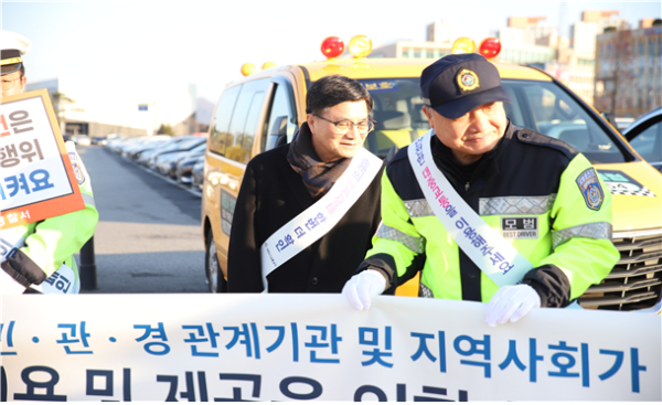 교통안전 캠페인 진행 모습