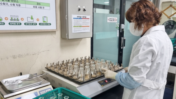 태안군농업기술센터 토양분석 관리실에서 토양 분석을 하는 모습.