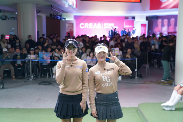 지난 1일, 대전 골프존조이마루에서 열린 ‘크리스에프앤씨 GTOUR 인비테이셔널’ 우승팀 (왼쪽부터)유효주&이예원 프로가 현장을 찾은 많은 갤러리들 앞에서 기념사진
