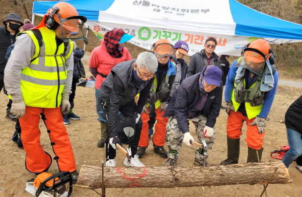 지난 2일 소원면 송현리에서 진행된 숲가꾸기 기간 행사 모습.