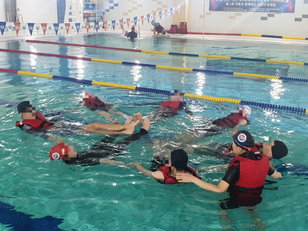 제3회 천안·아산 수영 페스티벌 및 제1회 가족과 함께하는 생존수영체험’ 진행 모습