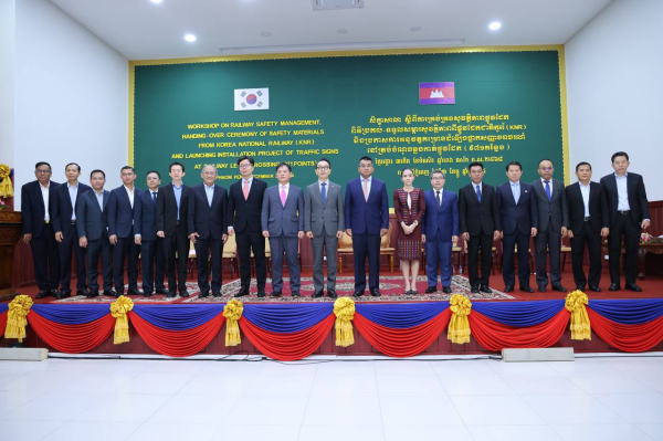 3일, 국가철도공단 및 캄보디아 관계자들이 캄보디아 프놈펜 공공사업교통부에서 ‘안전물품 기부식 및 K-철도 안전기술 세미나’를 진행 후 기념촬영을 하고 있다.