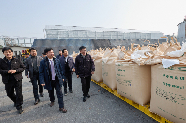 2024년산 시장격리곡 정부 수매 현장 방문한 조일교 아산시장 권한대행 모습