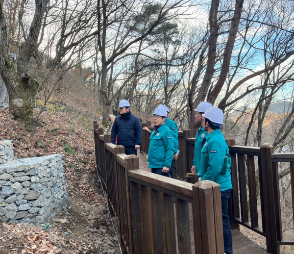 지난 2일 남태헌(가운데) 한국산림복지진흥원장이 숲체원 및 협력업체 직원들과 함께 적설 시 설해목으로 인한 재해 발생 취약지역에 대해 점검하고 있다.