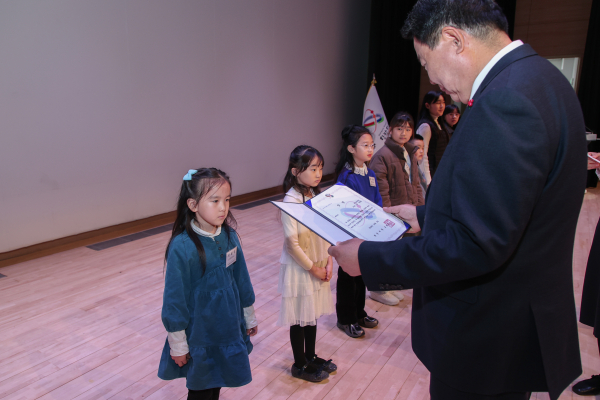 지방세 홍보 포스터 시상식 모습